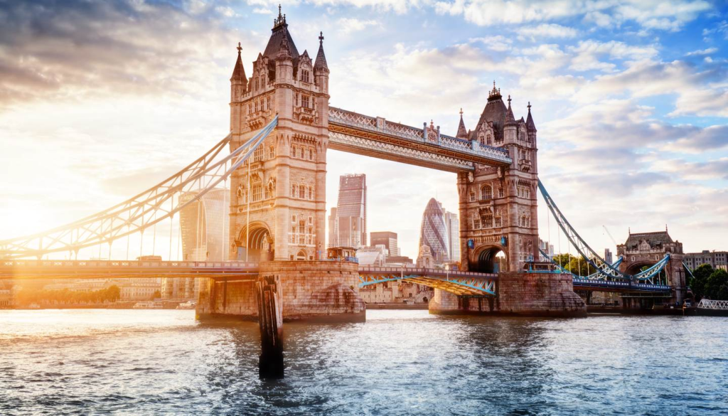 英国电商同时选择.UK域名和.COM吗?
