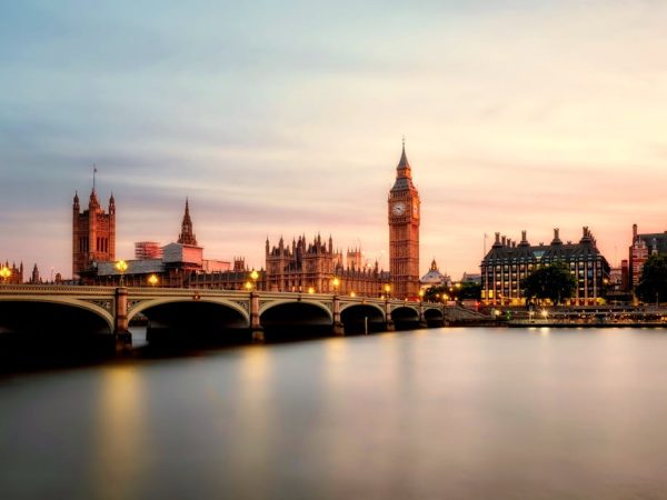 英国.co.uk域名与.com域名对比解析